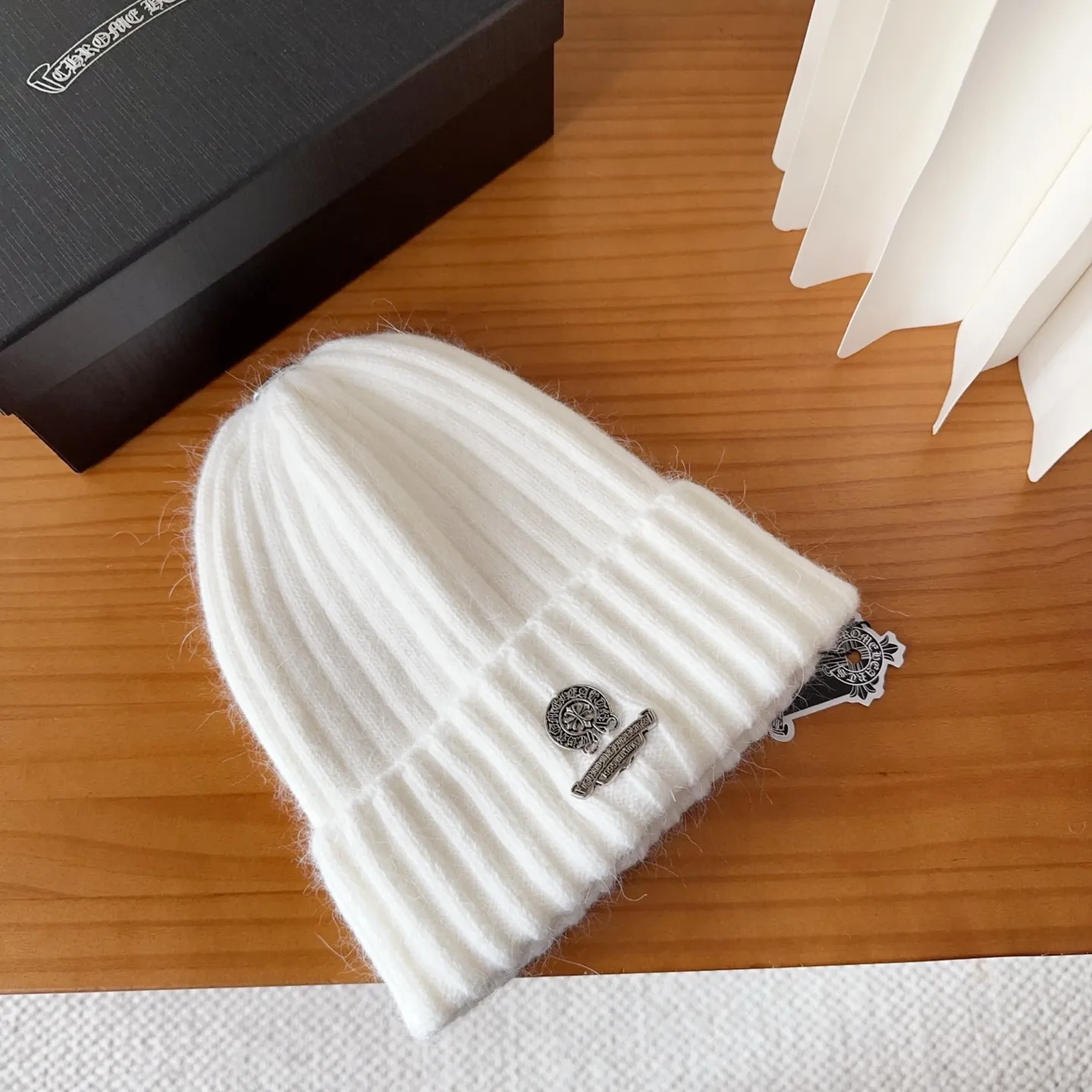 💰60 Crow Heart Autumn and Winter Wool Knitted Beanie This must be a favorite of minimalism. It is clean, neat, fashionable and versatile, and will definitely not be picky about your face shape! A fashionable classic that lasts forever! Fashionable black and white can be purchased together!